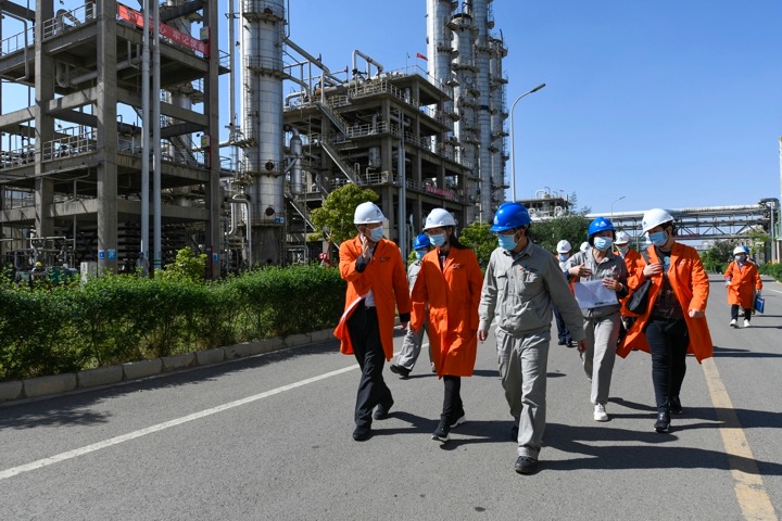 省总工会党组成员、副主席张驰一行到先锋化工调研