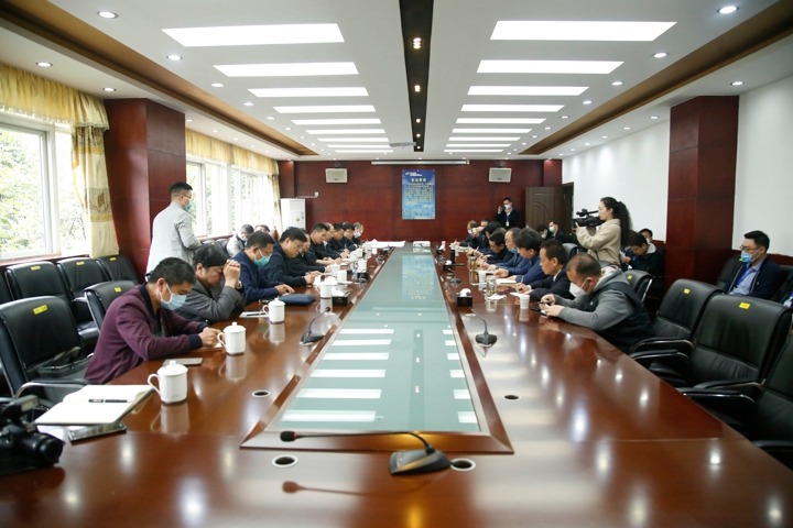 云南煤矿安全监察局党组书记、局长贺德安带队深入威信煤炭公司调研