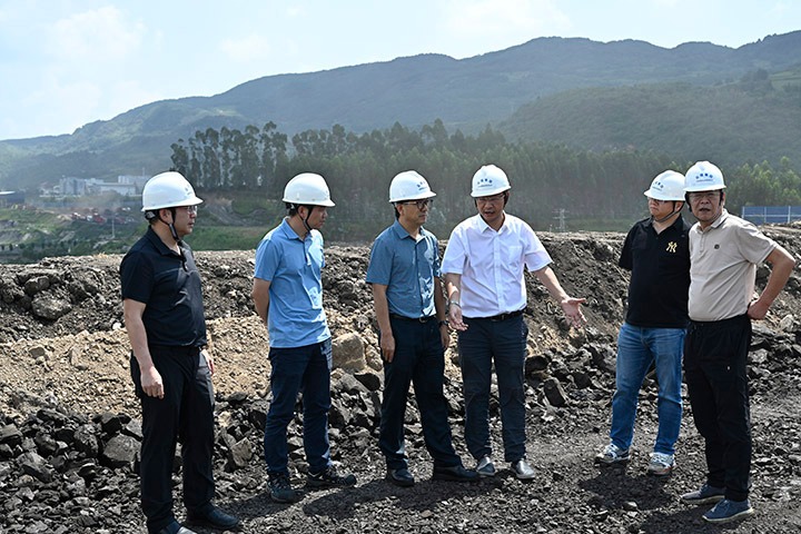 兴发娱乐·(中国游)最新官方网站集团党委委员、副总经理施从伟到先锋煤业检查指导安全生产工作