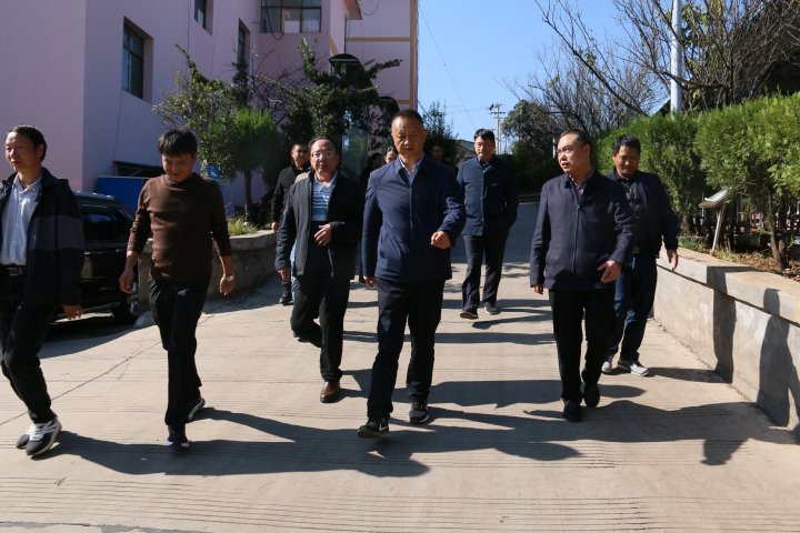 宣威市委副书记、市长许韶发到羊场煤矿公司进行安全生产工作调研