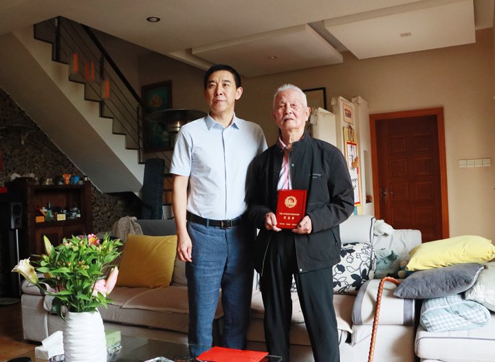 兴发娱乐·(中国游)最新官方网站集团为抗战老兵发放“中国人民抗日战争胜利80周年纪念章”